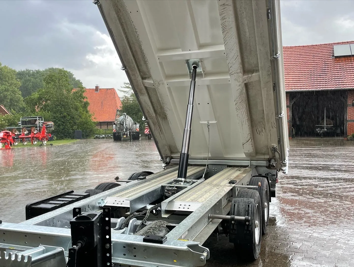 LKW mit Anhänger Ansicht 4